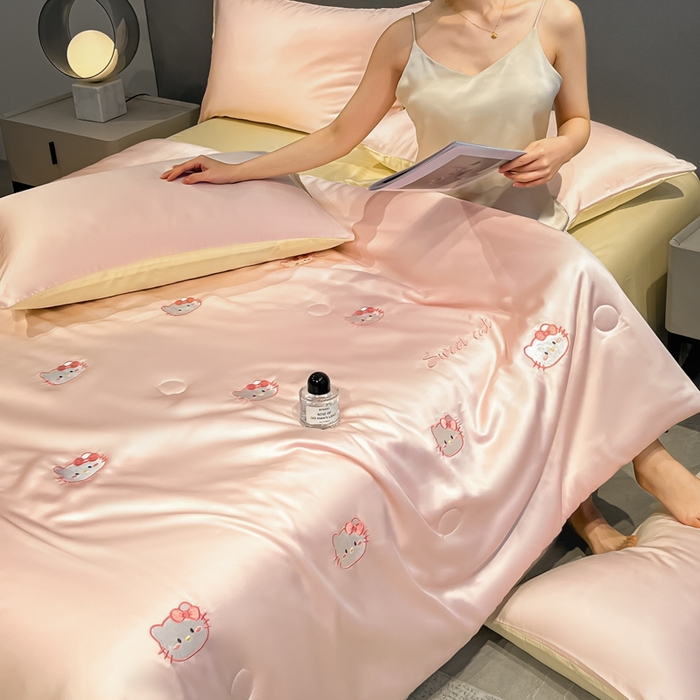 91家纺网 家纺一手货源 找家纺 如一 2025新款精绣系列水洗冰丝夏被四件套 甜心猫-粉米