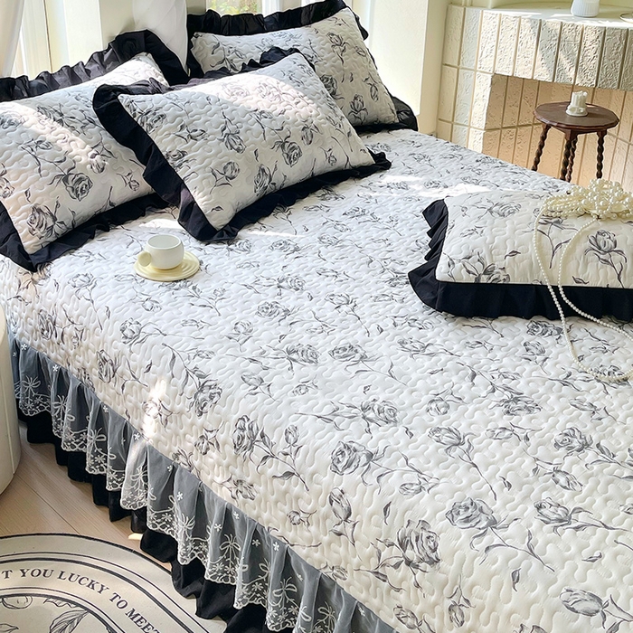 91家纺网 家纺一手货源 找家纺 雨彤家纺 2025年新款赫本风云朵水洗棉夹棉双层花边床盖 水墨玫瑰-赫本风