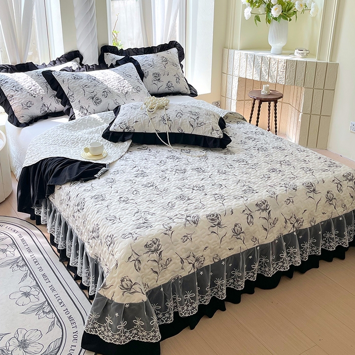 91家纺网 家纺一手货源 找家纺 雨彤家纺 2025年新款赫本风云朵水洗棉夹棉双层花边床盖 水墨玫瑰-赫本风