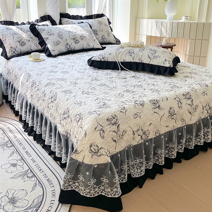 91家纺网 家纺一手货源 找家纺 雨彤家纺 2025年新款赫本风云朵水洗棉夹棉双层花边床盖 水墨玫瑰-赫本风