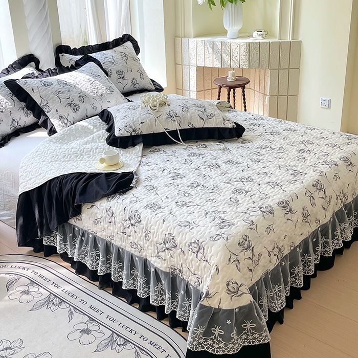 91家纺网 家纺一手货源 找家纺 雨彤家纺 2025年新款赫本风云朵水洗棉夹棉双层花边床盖 水墨玫瑰-赫本风