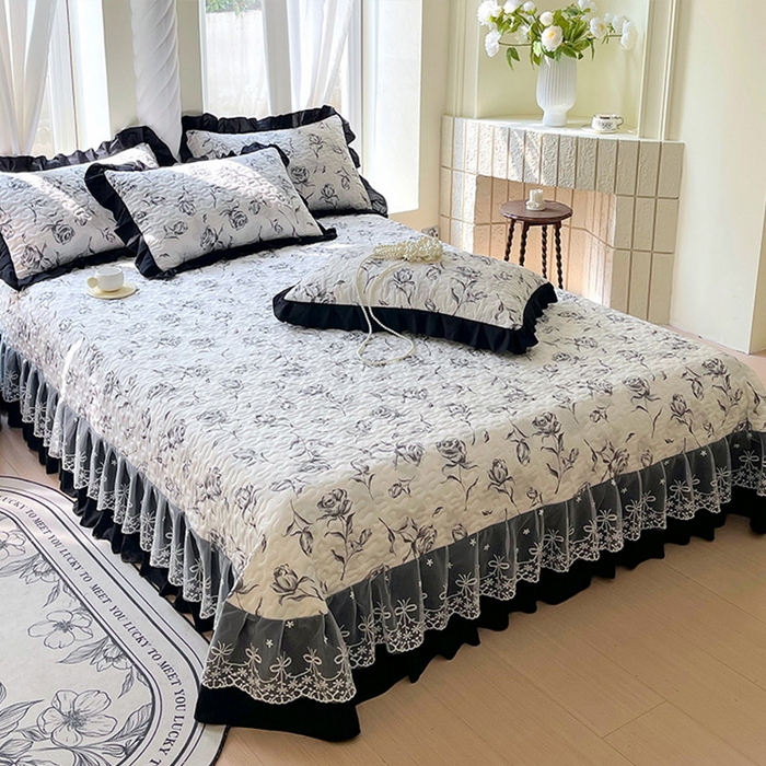 91家纺网 家纺一手货源 找家纺 雨彤家纺 2025年新款赫本风云朵水洗棉夹棉双层花边床盖 水墨玫瑰-赫本风