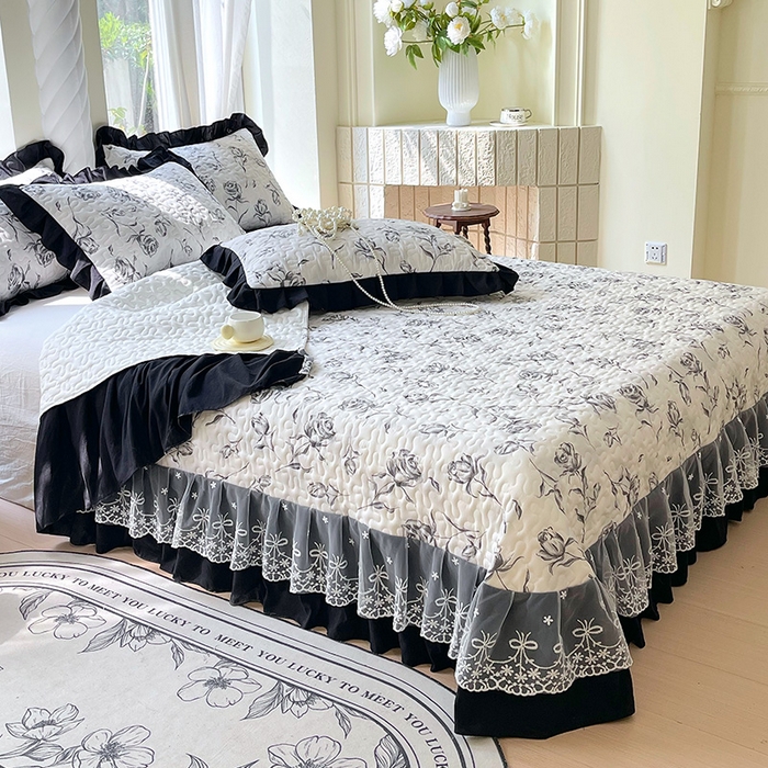 91家纺网 家纺一手货源 找家纺 雨彤家纺 2025年新款赫本风云朵水洗棉夹棉双层花边床盖 水墨玫瑰-赫本风