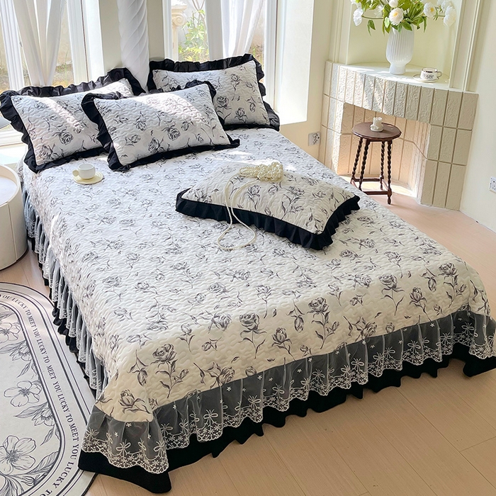91家纺网 家纺一手货源 找家纺 雨彤家纺 2025年新款赫本风云朵水洗棉夹棉双层花边床盖 水墨玫瑰-赫本风