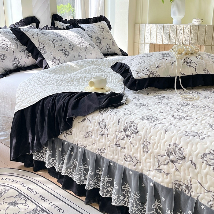 91家纺网 家纺一手货源 找家纺 雨彤家纺 2025年新款赫本风云朵水洗棉夹棉双层花边床盖 水墨玫瑰-赫本风