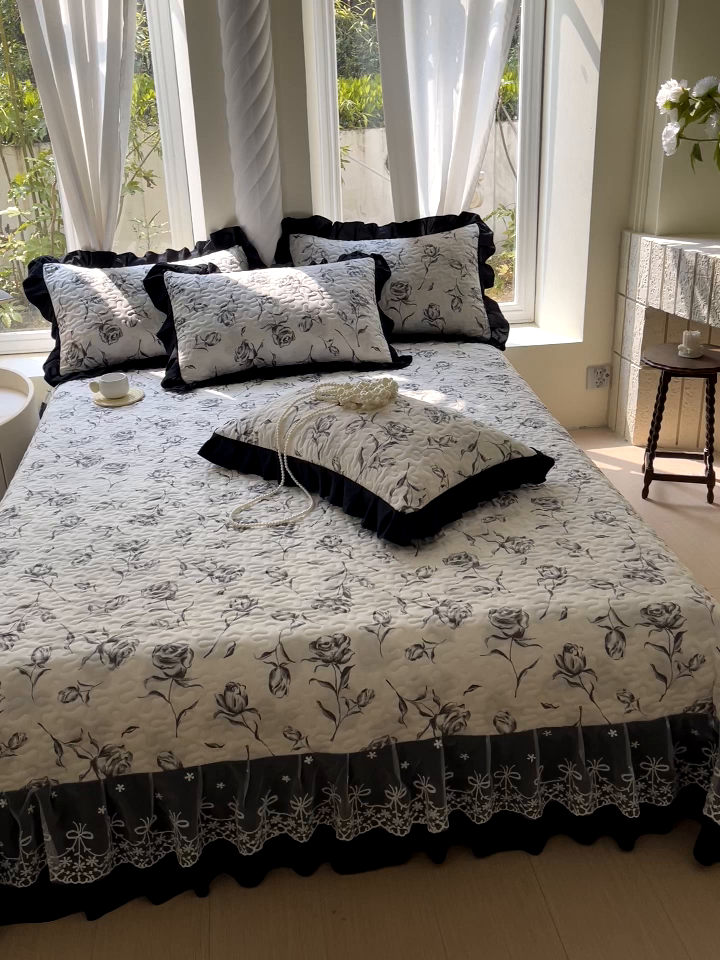 91家纺网 家纺一手货源 找家纺 雨彤家纺 2025年新款赫本风云朵水洗棉夹棉双层花边床盖 水墨玫瑰-赫本风