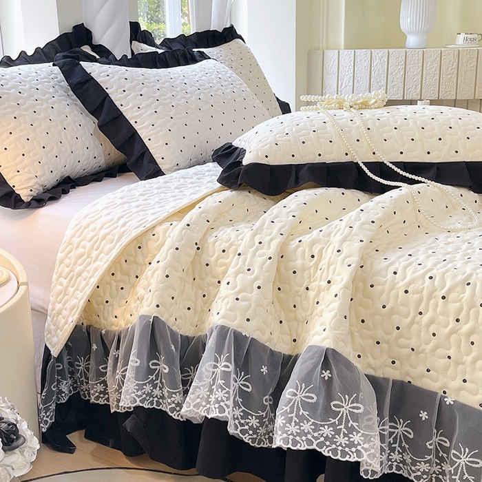 91家纺网 家纺一手货源 找家纺 雨彤家纺 2025年新款赫本风云朵水洗棉夹棉双层花边床盖 小波点-赫本风