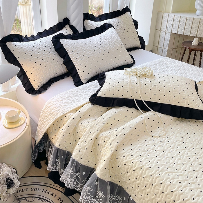 91家纺网 家纺一手货源 找家纺 雨彤家纺 2025年新款赫本风云朵水洗棉夹棉双层花边床盖 小波点-赫本风