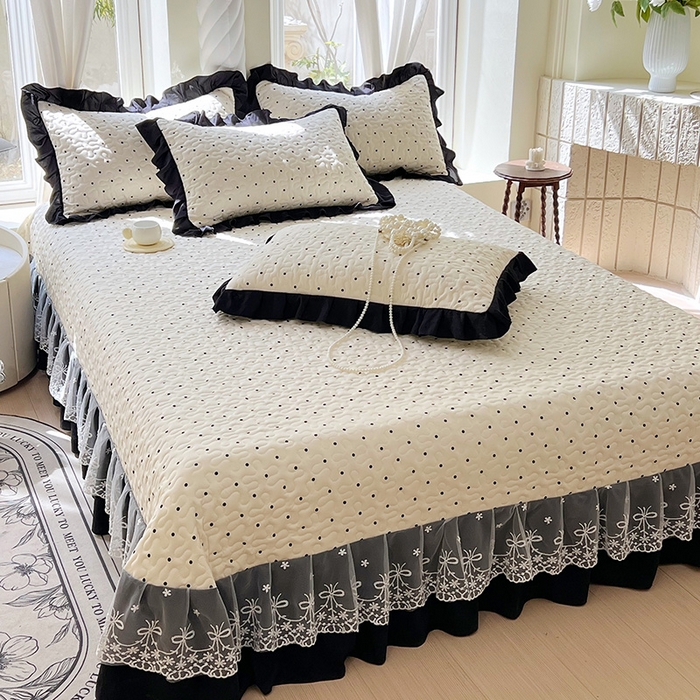 91家纺网 家纺一手货源 找家纺 雨彤家纺 2025年新款赫本风云朵水洗棉夹棉双层花边床盖 小波点-赫本风