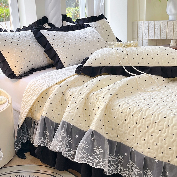 91家纺网 家纺一手货源 找家纺 雨彤家纺 2025年新款赫本风云朵水洗棉夹棉双层花边床盖 小波点-赫本风