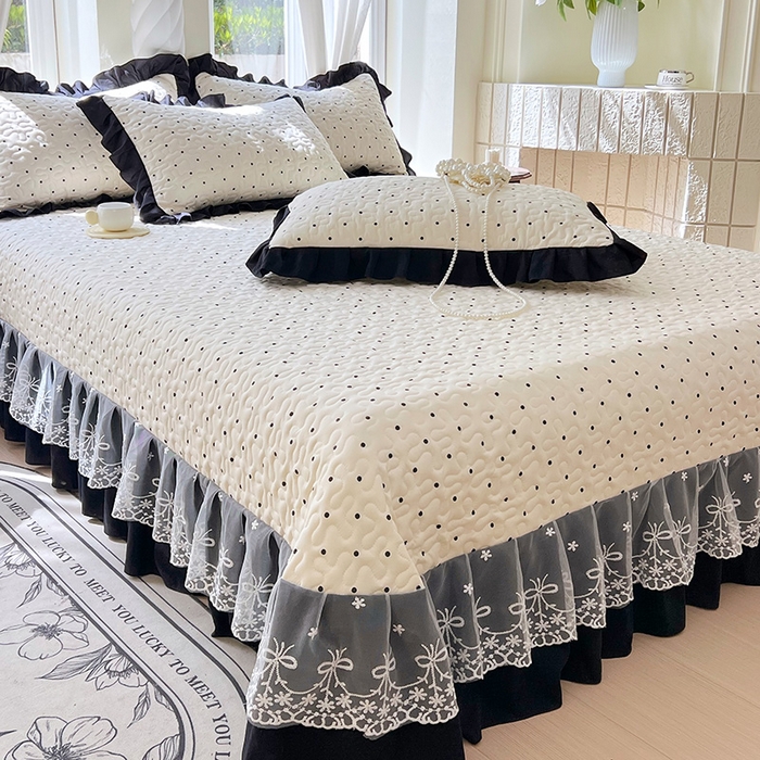 91家纺网 家纺一手货源 找家纺 雨彤家纺 2025年新款赫本风云朵水洗棉夹棉双层花边床盖 小波点-赫本风