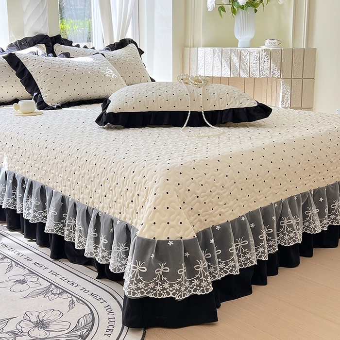 91家纺网 家纺一手货源 找家纺 雨彤家纺 2025年新款赫本风云朵水洗棉夹棉双层花边床盖 小波点-赫本风