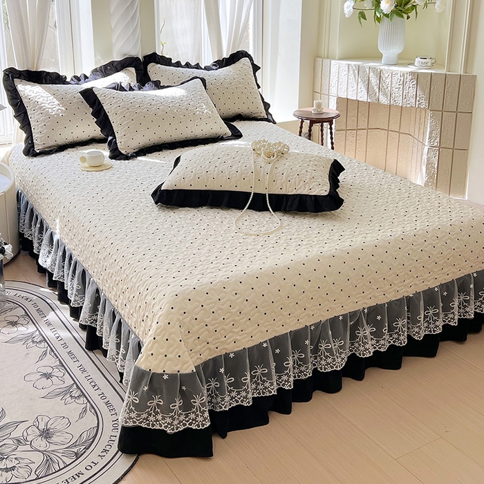 91家纺网 家纺一手货源 找家纺 雨彤家纺 2025年新款赫本风云朵水洗棉夹棉双层花边床盖 小波点-赫本风