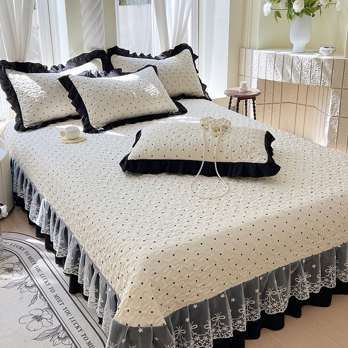 91家纺网 家纺一手货源 找家纺 雨彤家纺 2025年新款赫本风云朵水洗棉夹棉双层花边床盖 小波点-赫本风