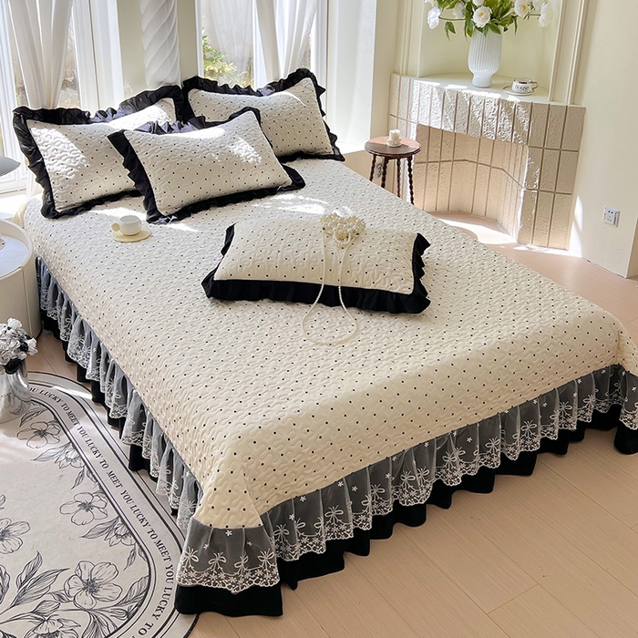 91家纺网 家纺一手货源 找家纺 雨彤家纺 2025年新款赫本风云朵水洗棉夹棉双层花边床盖 小波点-赫本风