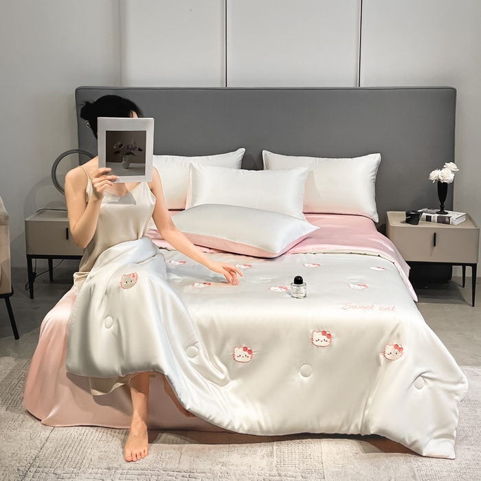 91家纺网 家纺一手货源 找家纺 如一 2025新款精绣系列水洗冰丝夏被四件套 甜心猫-奶白粉
