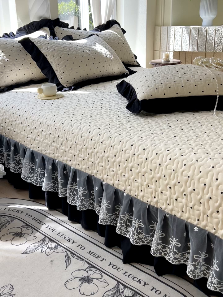 91家纺网 家纺一手货源 找家纺 雨彤家纺 2025年新款赫本风云朵水洗棉夹棉双层花边床盖 小波点-赫本风