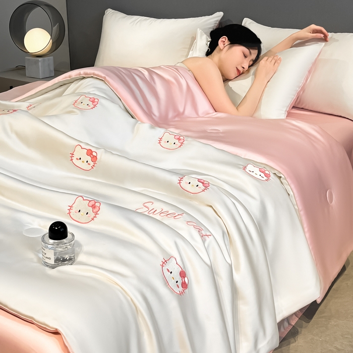 91家纺网 家纺一手货源 找家纺 如一 2025新款精绣系列水洗冰丝夏被四件套 甜心猫-奶白粉