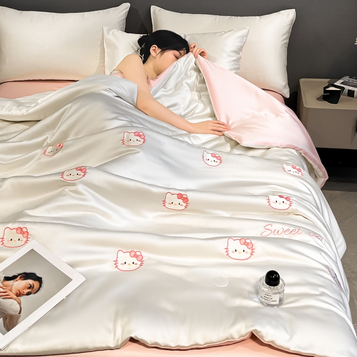 91家纺网 家纺一手货源 找家纺 如一 2025新款精绣系列水洗冰丝夏被四件套 甜心猫-奶白粉