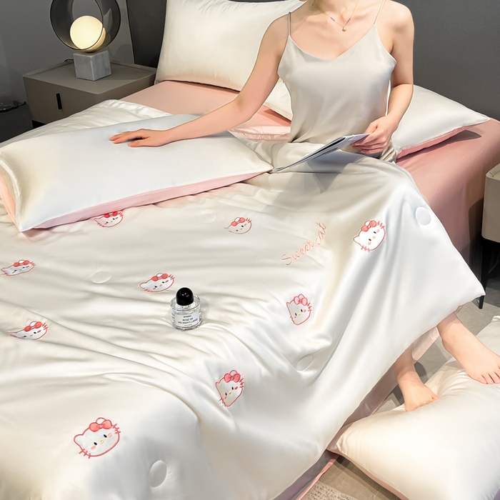 91家纺网 家纺一手货源 找家纺 如一 2025新款精绣系列水洗冰丝夏被四件套 甜心猫-奶白粉