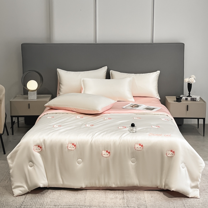 91家纺网 家纺一手货源 找家纺 如一 2025新款精绣系列水洗冰丝夏被四件套 甜心猫-奶白粉