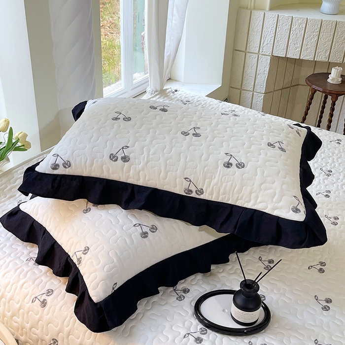 91家纺网 家纺一手货源 找家纺 雨彤家纺 2025年新款赫本风云朵水洗棉夹棉双层花边床盖 樱桃-赫本风