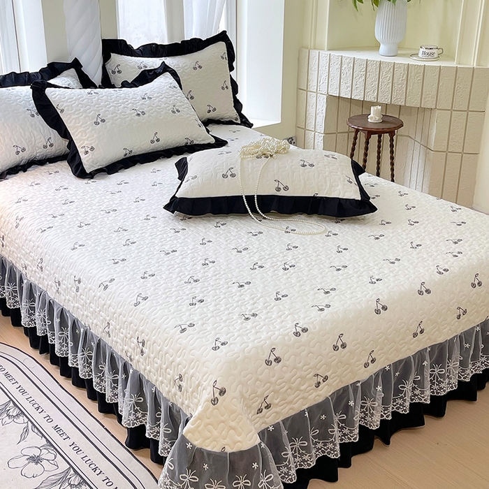 91家纺网 家纺一手货源 找家纺 雨彤家纺 2025年新款赫本风云朵水洗棉夹棉双层花边床盖 樱桃-赫本风