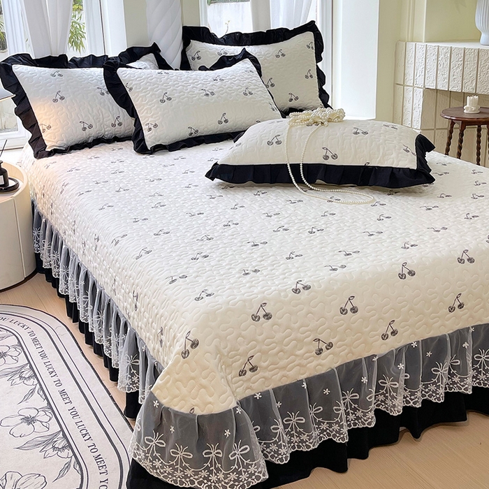 91家纺网 家纺一手货源 找家纺 雨彤家纺 2025年新款赫本风云朵水洗棉夹棉双层花边床盖 樱桃-赫本风