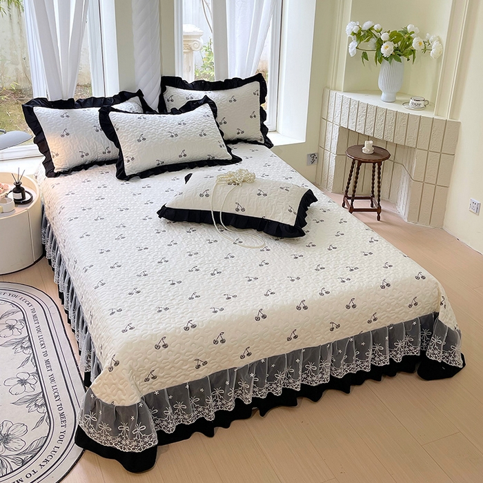 91家纺网 家纺一手货源 找家纺 雨彤家纺 2025年新款赫本风云朵水洗棉夹棉双层花边床盖 樱桃-赫本风