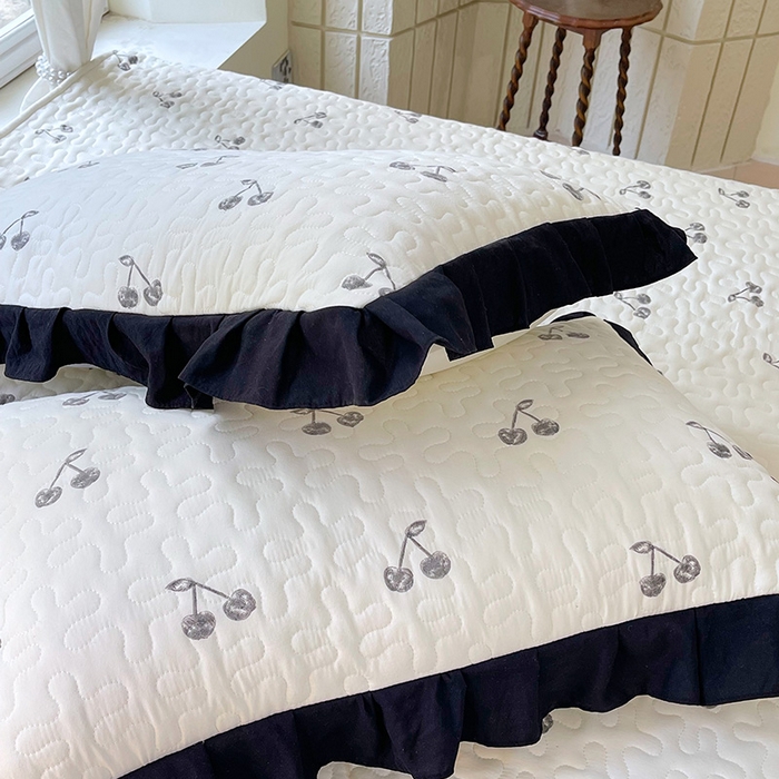 91家纺网 家纺一手货源 找家纺 雨彤家纺 2025年新款赫本风云朵水洗棉夹棉双层花边床盖 樱桃-赫本风