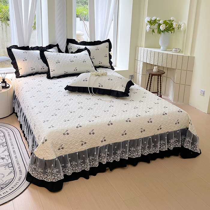 91家纺网 家纺一手货源 找家纺 雨彤家纺 2025年新款赫本风云朵水洗棉夹棉双层花边床盖 樱桃-赫本风