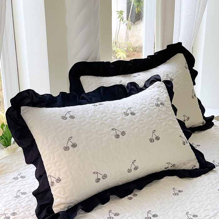 91家纺网 家纺一手货源 找家纺 雨彤家纺 2025年新款赫本风云朵水洗棉夹棉双层花边床盖 樱桃-赫本风