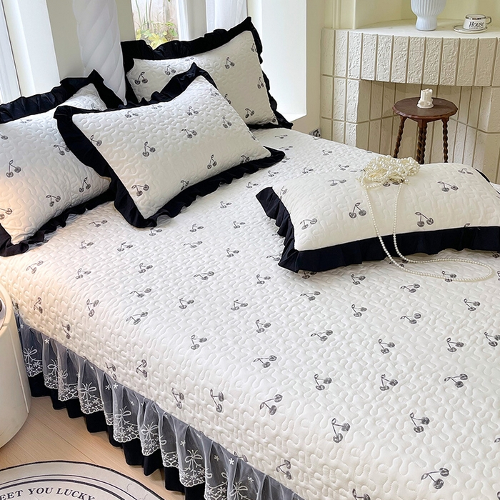 91家纺网 家纺一手货源 找家纺 雨彤家纺 2025年新款赫本风云朵水洗棉夹棉双层花边床盖 樱桃-赫本风