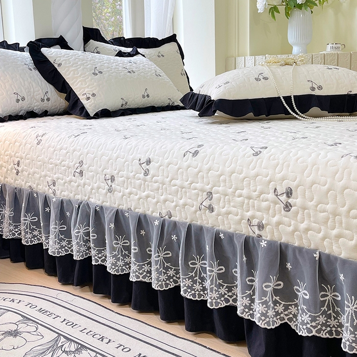 91家纺网 家纺一手货源 找家纺 雨彤家纺 2025年新款赫本风云朵水洗棉夹棉双层花边床盖 樱桃-赫本风