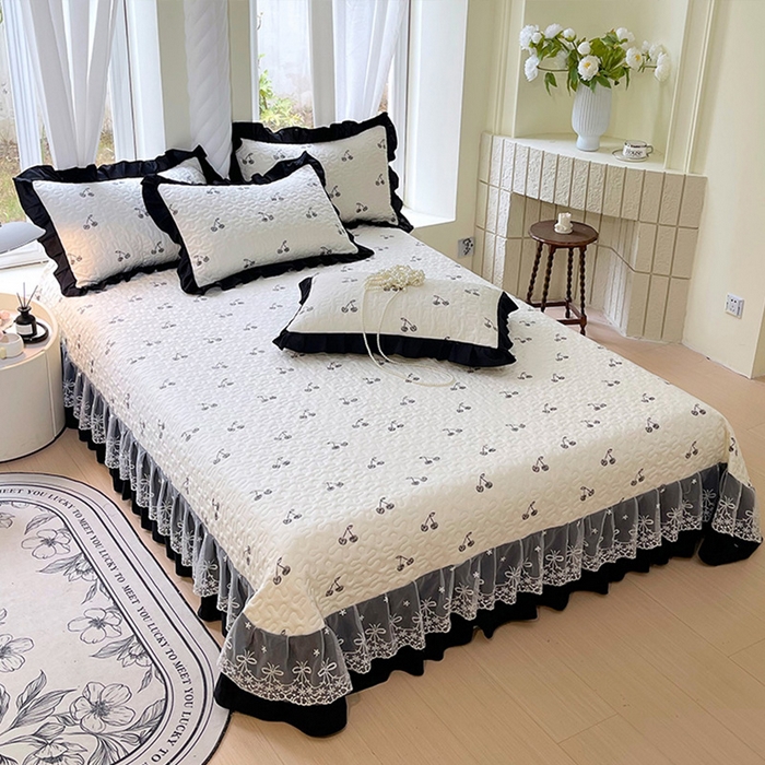 91家纺网 家纺一手货源 找家纺 雨彤家纺 2025年新款赫本风云朵水洗棉夹棉双层花边床盖 樱桃-赫本风