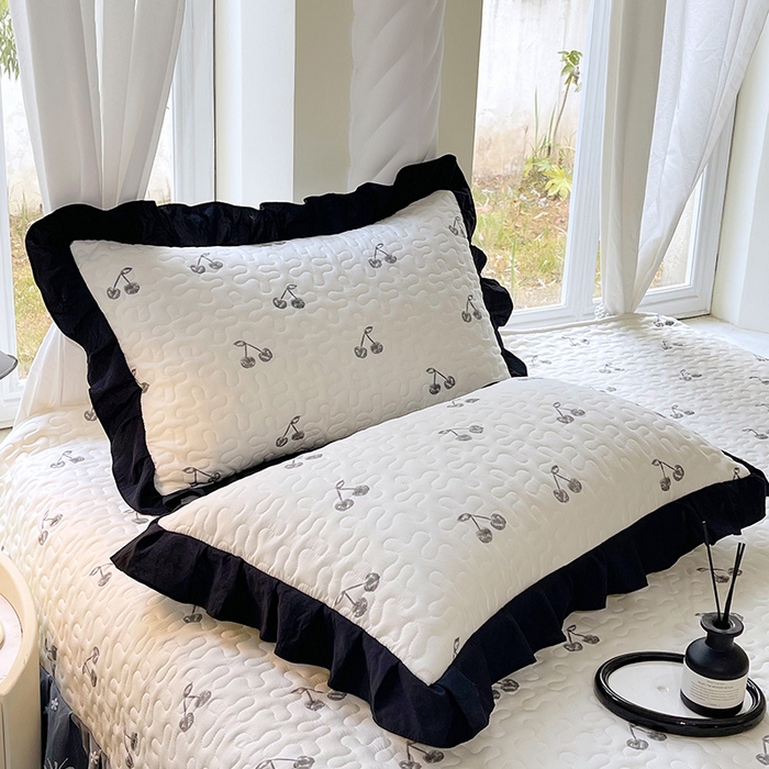 91家纺网 家纺一手货源 找家纺 雨彤家纺 2025年新款赫本风云朵水洗棉夹棉双层花边床盖 樱桃-赫本风