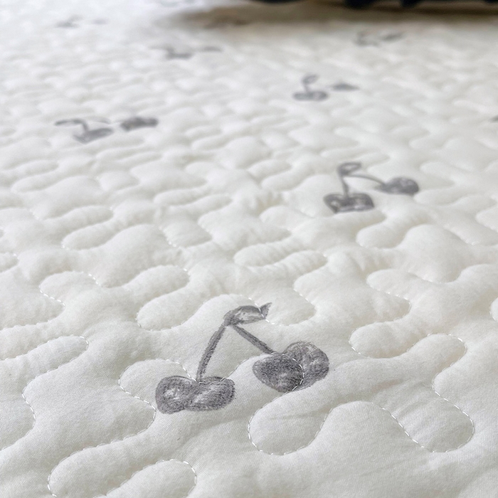 91家纺网 家纺一手货源 找家纺 雨彤家纺 2025年新款赫本风云朵水洗棉夹棉双层花边床盖 樱桃-赫本风