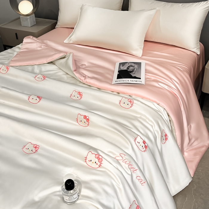 91家纺网 家纺一手货源 找家纺 如一 2025新款精绣系列水洗冰丝夏被四件套 甜心猫-奶白粉