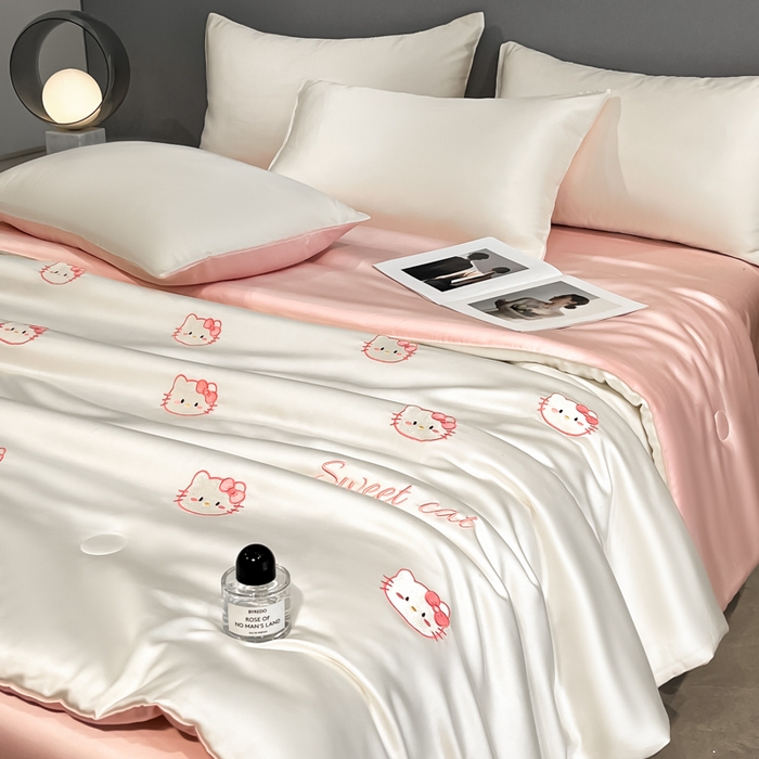 91家纺网 家纺一手货源 找家纺 如一 2025新款精绣系列水洗冰丝夏被四件套 甜心猫-奶白粉