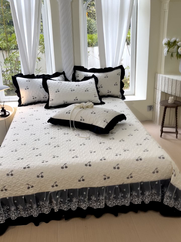 91家纺网 家纺一手货源 找家纺 雨彤家纺 2025年新款赫本风云朵水洗棉夹棉双层花边床盖 樱桃-赫本风