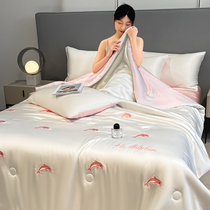 91家纺网 家纺一手货源 找家纺 如一 2025新款精绣系列水洗冰丝夏被四件套 小海豚-奶白粉