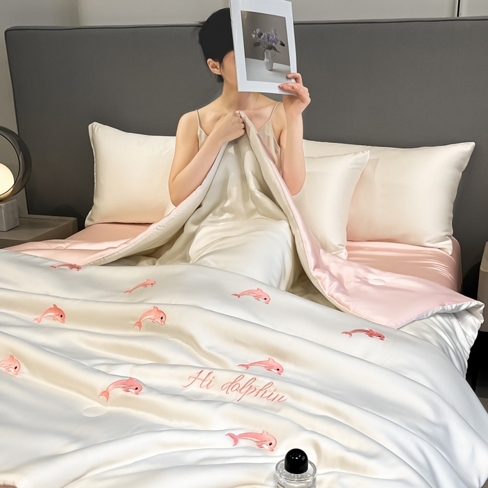 91家纺网 家纺一手货源 找家纺 如一 2025新款精绣系列水洗冰丝夏被四件套 小海豚-奶白粉