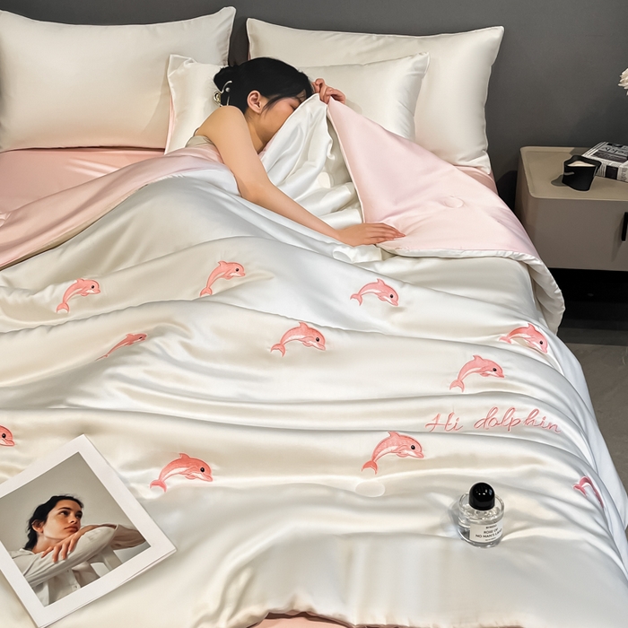 91家纺网 家纺一手货源 找家纺 如一 2025新款精绣系列水洗冰丝夏被四件套 小海豚-奶白粉