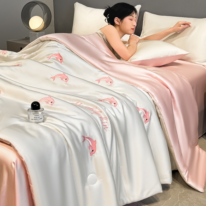 91家纺网 家纺一手货源 找家纺 如一 2025新款精绣系列水洗冰丝夏被四件套 小海豚-奶白粉