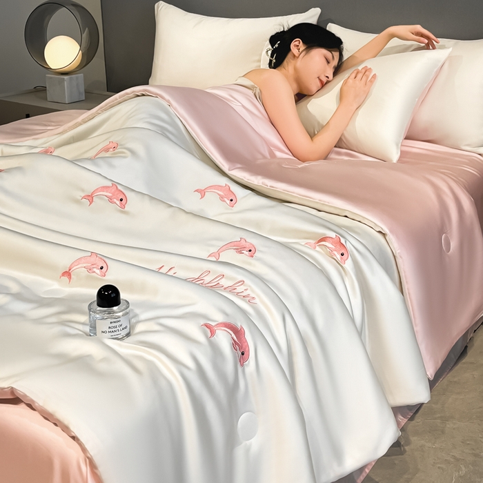 91家纺网 家纺一手货源 找家纺 如一 2025新款精绣系列水洗冰丝夏被四件套 小海豚-奶白粉