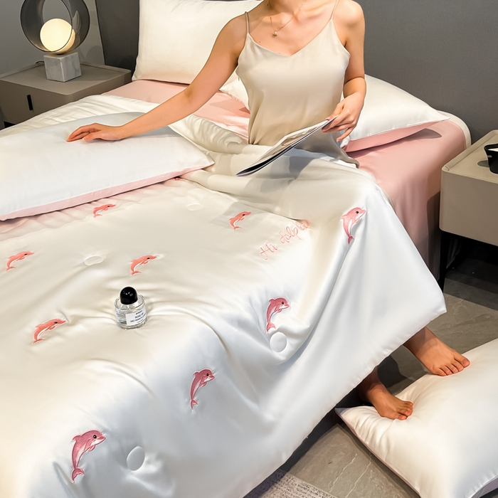 91家纺网 家纺一手货源 找家纺 如一 2025新款精绣系列水洗冰丝夏被四件套 小海豚-奶白粉