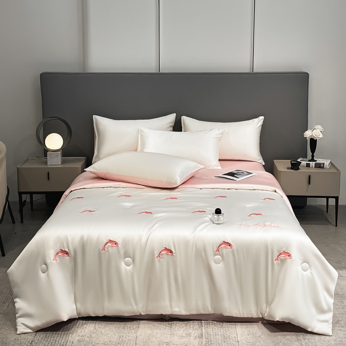 91家纺网 家纺一手货源 找家纺 如一 2025新款精绣系列水洗冰丝夏被四件套 小海豚-奶白粉