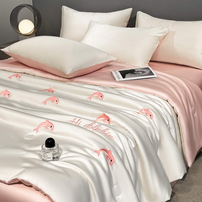 91家纺网 家纺一手货源 找家纺 如一 2025新款精绣系列水洗冰丝夏被四件套 小海豚-奶白粉