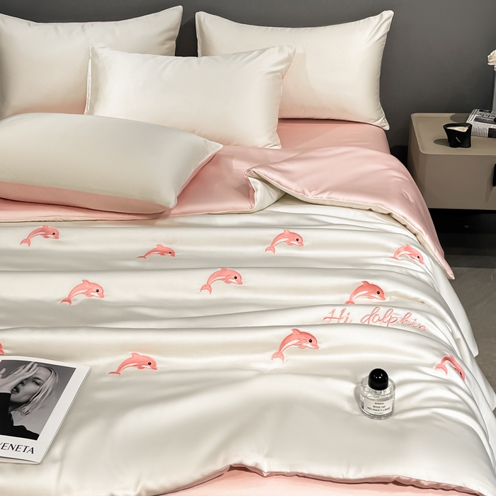 91家纺网 家纺一手货源 找家纺 如一 2025新款精绣系列水洗冰丝夏被四件套 小海豚-奶白粉