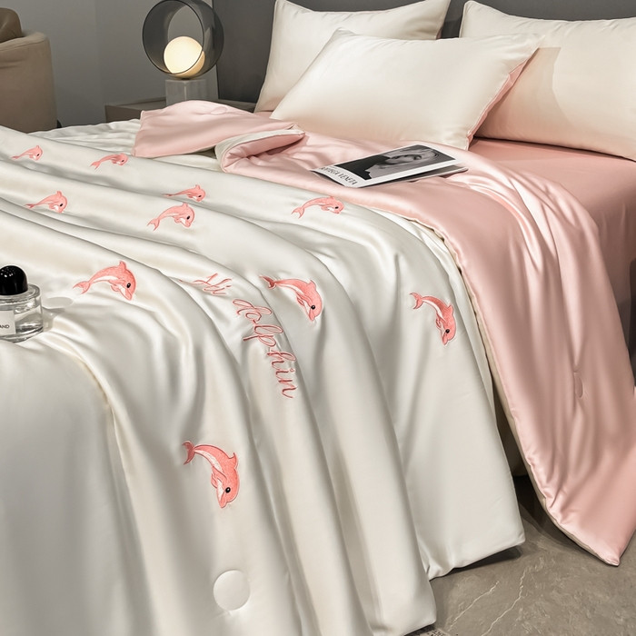 91家纺网 家纺一手货源 找家纺 如一 2025新款精绣系列水洗冰丝夏被四件套 小海豚-奶白粉